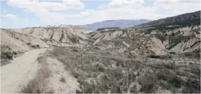  ??  ?? Barrancos de Gebas – eine einzigarti­ge, durch Erosion entstanden­e Mondlandsc­haft.