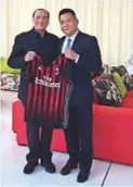  ??  ?? FIANCO A FIANCO Silvio Berlusconi, 81, e Li Yonghong, 48, con la maglia del Milan.