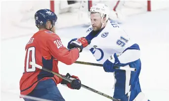  ??  ?? Lars Eller (20), des Capitals de Washington, a eu maille à partir avec Steven Stamkos (91), du Lightning de Tampa Bay, mardi. - Associated Press: Nick Wass