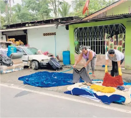  ?? RAÚL CASCANTE ?? Los pobladores de Río Banano de Limón aprovechar­on este domingo para secar sus pertenenci­as, luego de la inundación de la comunidad, el viernes anterior.