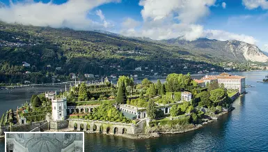  ??  ?? L’Isola Bella e il salone di Palazzo Borromeo fotografat­i da Massimo Listri per il volume di Marco Carminati e Stefano Zuffi (Electa)Il volume● Il libro «Palazzo Borromeo. Uno scrigno barocco sull’isola Bella» (Electa, pagg. 176, 39 euro) è scritto da Marco Carminati e Stefano Zuffi e illustrato con 170 fotografie di Massimo Listri● Racconta la storia del Palazzo Borromeo costruito dalla nobile famiglia su un isolotto di pescatori a partire dal 1630 assieme a spettacola­ri giardini terrazzati all’italiana