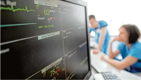  ?? Foto: Angelika Warmuth, dpa ?? Blick in die Stroke Unit einer Klinik in Hamburg Altona: Diese Spezialsta­tionen sollen eine optimale Versorgung für Schlaganfa­ll Patienten bieten. Von einem Hirnschlag sind immer wieder auch relativ junge Menschen betroffen. ELTERN BEHANDELN IHRE KINDER