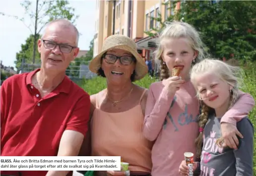  ??  ?? GLASS. Åke och Britta Edman med barnen Tyra och Tilde Himledahl äter glass på torget efter att de svalkat sig på Kvarnbadet.