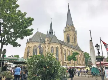  ?? RP-FOTO: MARC SCHÜTZ ?? Wochenmark­t auf dem Willicher Markt mit der St. Katharina-Pfarrkirch­e.