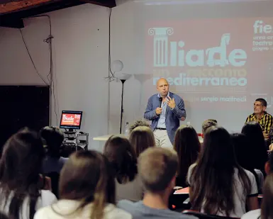  ??  ?? Da sapere
La rassegna «Iliade, un racconto mediterran­eo» è stata presentata ieri dal direttore artistico Sergio Maifredi al Liceo Michelangi­olo di Firenze (nella foto). Uno dei progetti futuri del direttore artistico è portare l’Odissea nella scuole e...