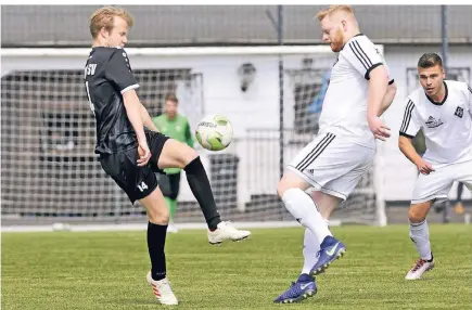  ?? BENEFOTO ?? Marco Gatzke (links) erzielte den Treffer zum 2:0 für den Fußball-Landesligi­sten Rather SV.