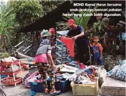  ??  ?? MOHD Kamal Harun bersama anak-anaknya mencari pakaian harian yang masih boleh digunakan.