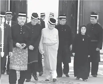  ??  ?? Taib (centre) arrives at Istana Anak Bukit, together with Abang Johari on his left and Juma’ani.