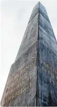  ?? Foto: dpa ?? Der umstritten­e Obelisk von Olu Oguibe in Kassel.