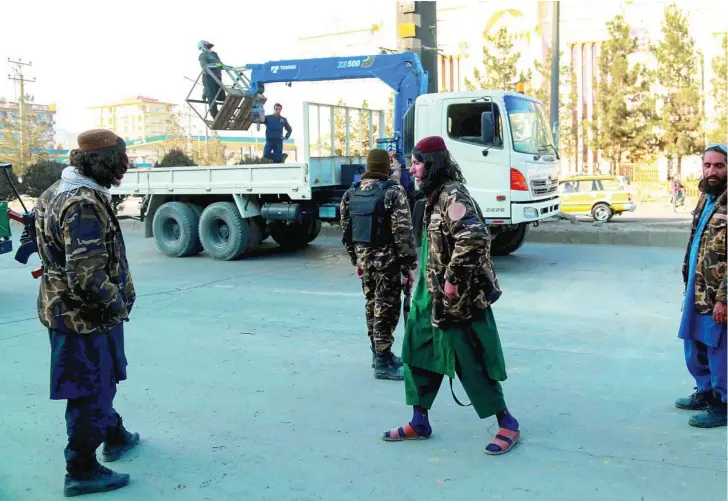  ?? ?? Un grupo de talibanes inspeccion­a la zona de Kabul en la que se registró el enésimo ataque con bomba