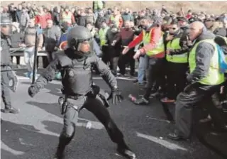  ?? REUTERS ?? La Policía se enfrenta a decenas de taxistas en una imagen de archivo