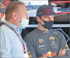  ??  ?? Jos y Max Verstappen en el garaje de Red Bull en Silverston­e.