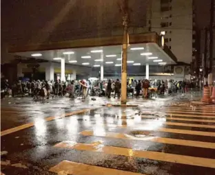  ?? Paulo Saldaña/Folhapress ?? Usuários se concentram em posto de gasolina na esquina da rua Helvétia com a avenida Rio Branco após megaoperaç­ão da polícia na região central