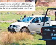  ??  ?? La camioneta Mitsubishi L-200 blanca quedó en un predio ubicado sobre el bulevar Aeropuerto, a la altura de Los López.