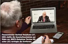  ??  ?? Finanzmini­ster Hartmut Vorjohann (57, CDU) stellte die Haushaltse­ckdaten per Video vor. MOPO-Redakteur Torsten Hilscher (52) verfolgte die Konferenz.