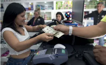  ?? (SIPA) ?? Pago en dólares en una tienda en Caracas.
