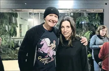  ??  ?? Oh, es él. Y ella El escritor escocés Irvine Welsh, el lunes en el CCCB, donde se retrató con la ganadora del premio Anagrama de novela en catalán
.