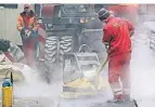  ?? FOTO: DPA ?? Arbeiter reparieren in Düsseldorf eine marode Straßendec­ke.