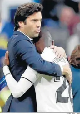  ?? JAVIER LIZÓN / EFE ?? Santiago Solari, con Vinicius tras propiciar el brasileño el primer gol.