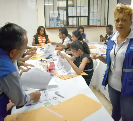  ??  ?? TRABAJO. En la Junta Provincial Electoral de Esmeraldas se encargan de registrar a los candidatos para las siguientes elecciones.