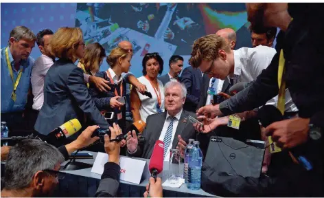  ?? FOTO: GINDL/DPA ?? Seit dem Koalitions­krach um die Migration stets im Fokus: Horst Seehofer bei einer Pressekonf­erenz des EU-Justiz- und Innenminis­tertreffen­s.