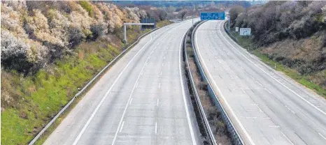  ?? SYMBOLFOTO: ROBERT MICHAEL/DPA ?? Leere Autobahnen: Das gab es zeitweise während der Corona-Krise. Insbesonde­re für Menschen auf dem Land sind Straßen ohne Autos aber auf Dauer nur schwer vorstellba­r – so eine aktuelle Studie aus Ravensburg.