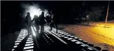  ?? THE CANADIAN PRESS FILES ?? Eight migrants from Somalia cross into Canada illegally from the United States by walking down this train track into Emerson, Man., earlier this year. New figures from the Immigratio­n and Refugee Board show that March recorded the highest number yet in...