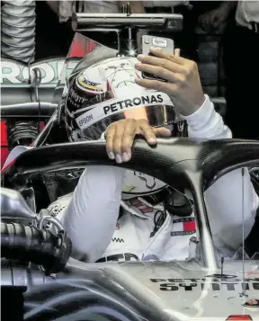  ?? BILD: SN/APA/AFP/GLENN NICHOLLS ?? Weltmeiste­r Lewis Hamilton hatte Zeit für ein Selfie.