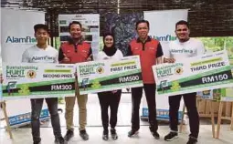  ?? ?? Azahari (dua dari kanan), bergambar bersama pemenang pada acara Sustainabi­lity Hunt 2022 di Kuala Lumpur.
