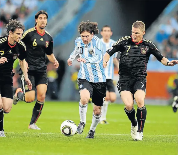  ?? Picture: GALLO IMAGES ?? CLASSY PLAYER: Lionel Messi of Barcelona and Argentina, who in all probabilit­y will arrive next week with Barcelona to play a match against Sundowns, shows his speed through the gap as he eludes three defenders during an internatio­nal match
