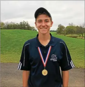  ?? THOMAS NASH - DIGITAL FIRST MEDIA ?? Spring-Ford’s Ben Pochet sports his medal after claiming first place at the District One boys golf Championsh­ip at Turtle Creek.