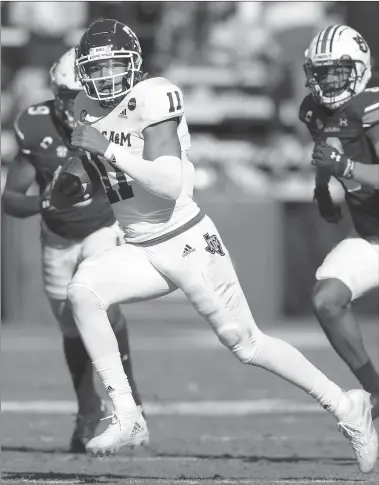  ?? KEVIN C. COX/GETTY ?? Texas A&M’s Kellen Mond (11) rushes against Auburn during the second half on Saturday at Jordan-Hare Stadium in Auburn, Alabama.