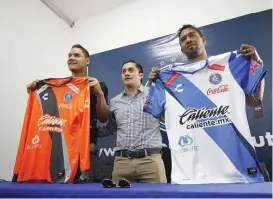  ?? SERGIO CERVANTES ?? Llega al Puebla Moisés Muñoz y Christian Marrugo.