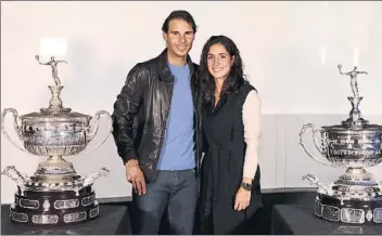  ?? FOTOS: RCTB ?? El tenista también posó con las dos réplicas del Trofeo Conde de Godó al lado de su pareja, Xisca Perelló