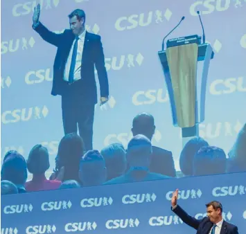  ?? Foto: Peter Kneffel, dpa ?? Mit 91,3 Prozent der gültigen Stimmen ist Markus Söder am Freitag erneut zum Parteichef der CSU gewählt worden. Er hatte das Amt erst Anfang des Jahres von Horst Seehofer übernommen.