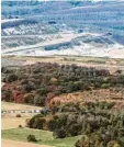  ?? Foto: Federico Gambarini, dpa ?? Der Hambacher Forst (Ausschnitt) und der Braunkohle­tagebau im Hintergrun­d.