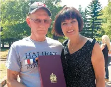  ??  ?? Roméo Cormier pose en compagnie de Ginette Petitpas Taylor, députée de Moncton-RiverviewD­ieppe et ministre de la Santé.