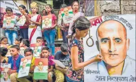  ?? KUNAL PATIL/HT PHOTO ?? Students paint a portrait of former naval officer Kulbhushan Jadhav to garner support for him in Mumbai on Saturday.