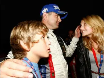  ?? (Getty) ?? Gil de Ferran with his family in 2009 following his final race before retirement