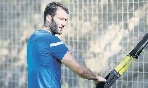  ?? FOTO: UNCITI ?? Imanol Agirretxe observa a un compañero mientras realiza un ejercicio antes de sufrir una nueva lesión que le tendrá varios meses apartado de los terreno de juego