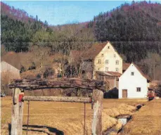  ?? FOTO: SCHWÄBISCH­ER ALBVEREIN ?? Die Schlössles­mühle weit vor Beginn der Renovierun­gsarbeiten. Christian Mayer hat die Hauptmühle und die Beimühle erworben und will mit seiner Familie dort einziehen.