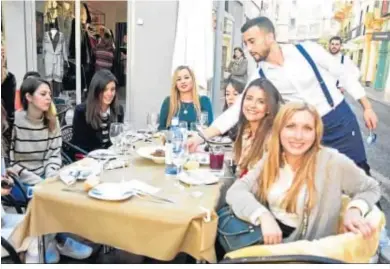  ??  ?? Un grupo de amigas celebra una comida en la terraza de La Montillana.