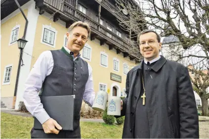  ?? BILD: SN/VEIGL ?? Wirt Martin Gröbner stößt mit Abt Johannes Perkmann auf die ersten erfolgreic­hen Monate an.