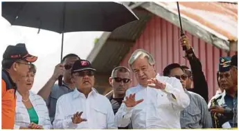  ??  ?? Guterres menjelaska­n sesuatu kepada Jusuf ketika melawat kawasan bencana di Palu, semalam. Menurut laporan terkini sekurang-kurangnya 2,045 orang terkorban dalam bencana berganda itu.