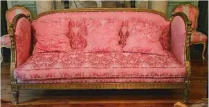  ??  ?? Uno de los sofás que forman parte de la decoración de Meirás. Es del último cuarto del siglo XVIII y está hecho en madera tallada y dorada
