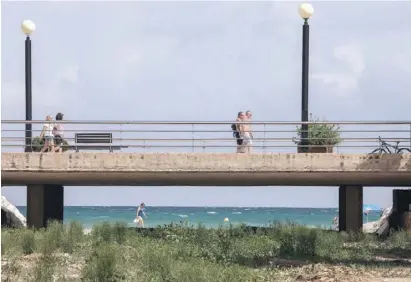  ?? Foto: Ángel García ?? An der Mündung des Trockenflu­sses am Albir-Strand wurden die Proben entnommen,