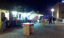  ??  ?? Il confronto I mercati di lungadige San Giorgio. Sopra, quelli di piazza Bra