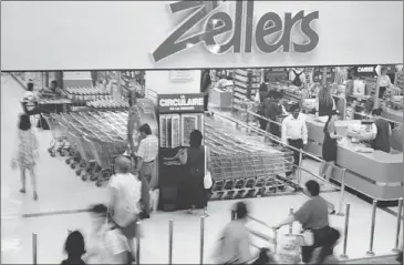  ?? GORDON BECK/ GAZETTE FILES ?? Shoppers go about their business in the Zellers outlet at Montreal’s Alexis Nihon Plaza in 1995.