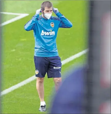  ??  ?? Albert Celades, entrenador del Valencia, en un entrenamie­nto en la Ciudad Deportiva de Paterna.