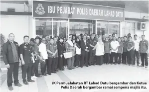  ??  ?? JK Permuafaka­tan RT Lahad Datu bergambar dan Ketua Polis Daerah bergambar ramai sempena majlis itu.